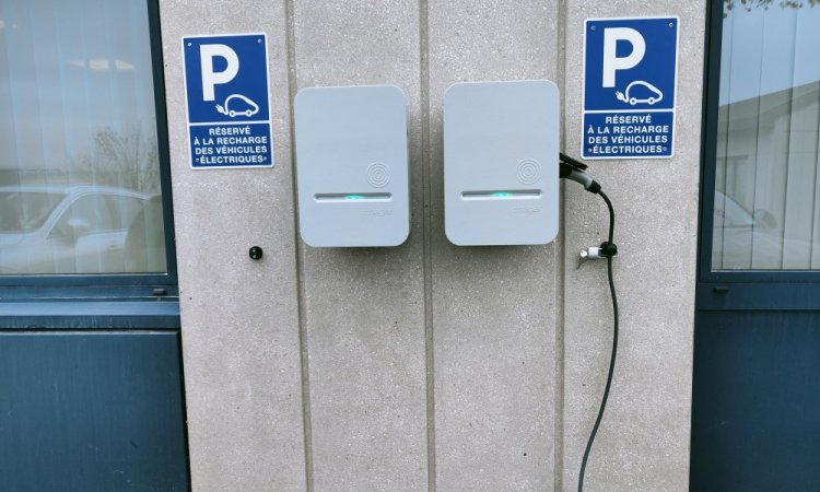 Installation de borne de recharge pour véhicule électrique à Limas