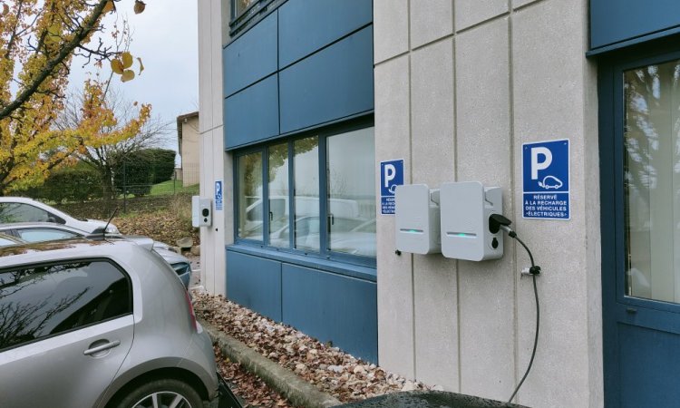 Installation de borne de recharge pour véhicule électrique à Limas